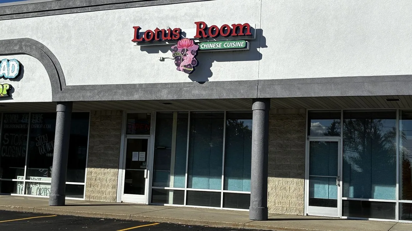 Front door sign at Lotus Room Chinese Cuisine in Flint thanking customers and announcing closure